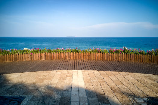 海边空旷的欣赏海景的露台图片素材免费下载