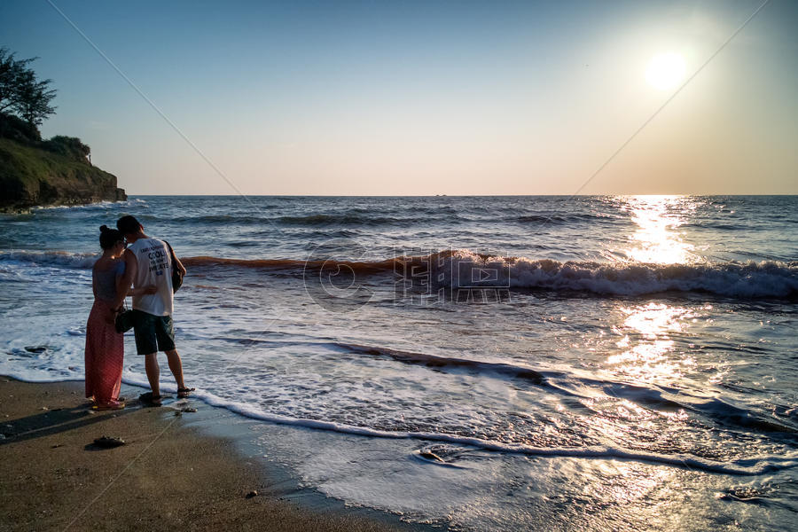 涠洲岛海滩欣赏日落的情侣图片素材免费下载