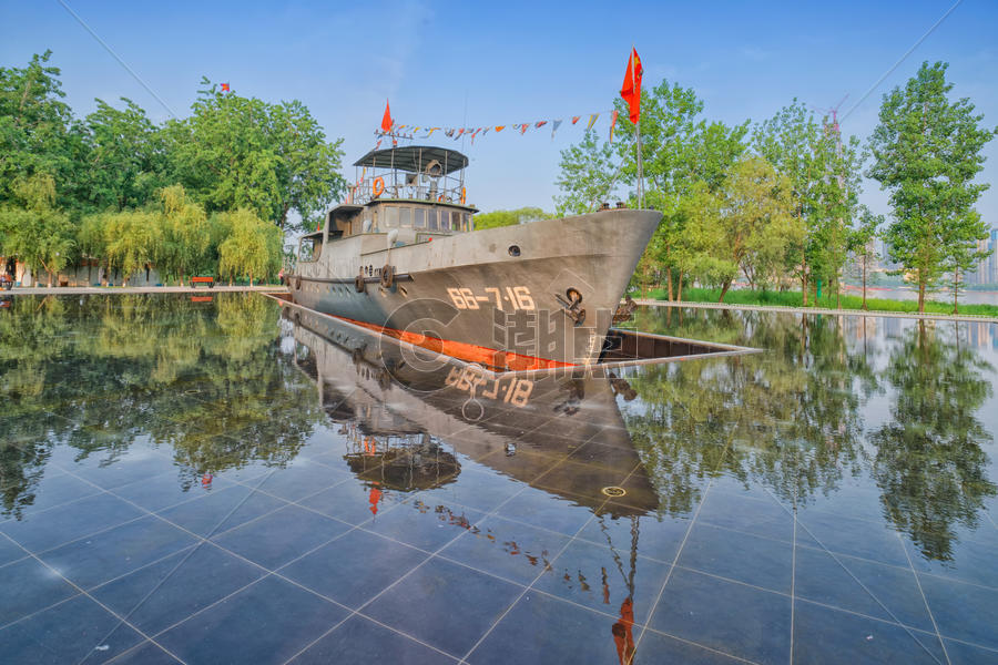 武汉城市公园里停靠着的历史文物船图片素材免费下载