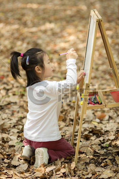 女孩在学习画画图片素材免费下载