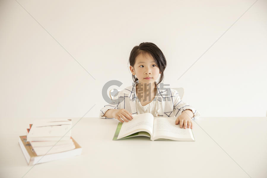 女孩在家里学习阅读图片素材免费下载