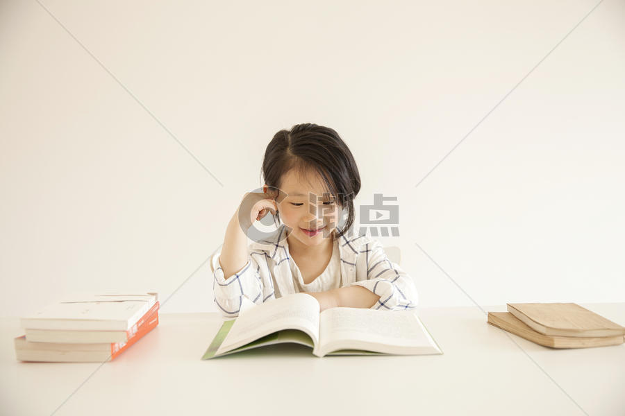 女孩在家里学习阅读图片素材免费下载