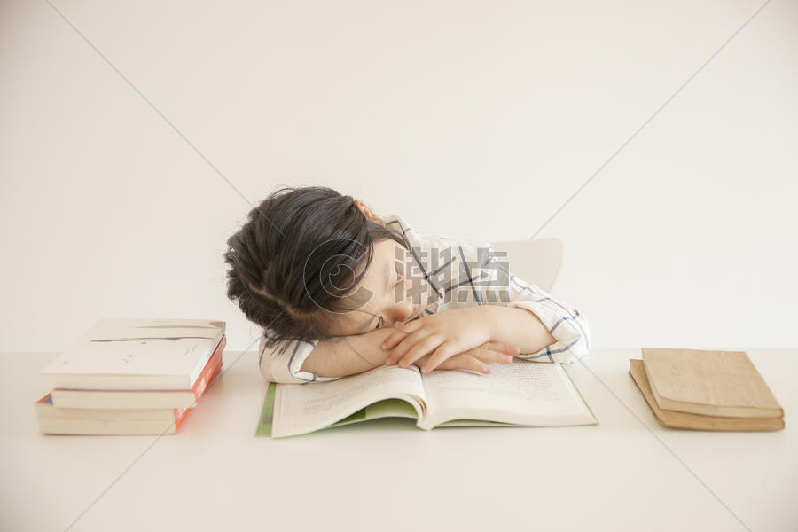 女孩在学习时睡着了图片素材免费下载