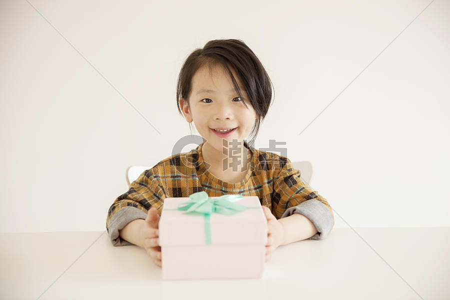 女孩儿童节收礼物图片素材免费下载