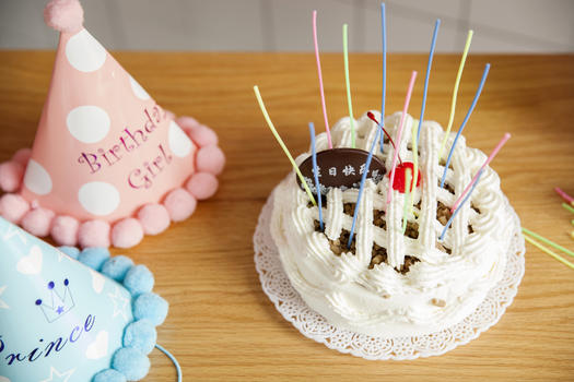生日蛋糕和玩具礼物图片素材免费下载
