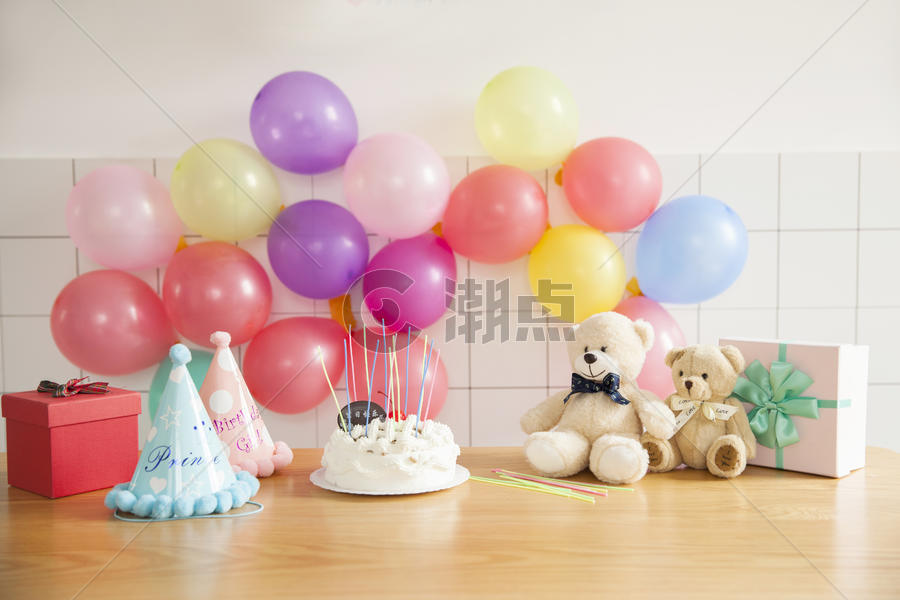 生日蛋糕和玩具礼物图片素材免费下载