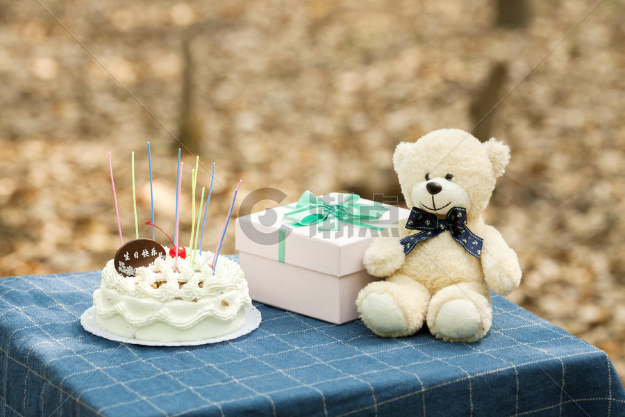 儿童节生日蛋糕和玩具礼物图片素材免费下载