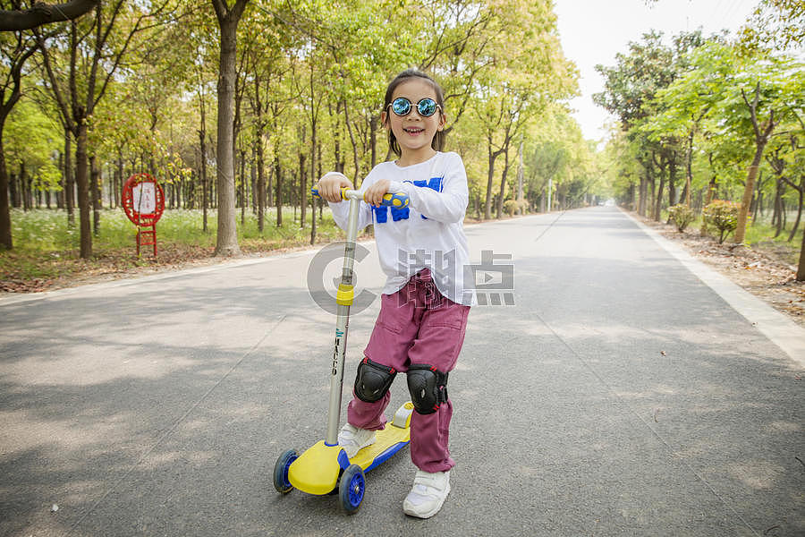 女孩在玩滑板车图片素材免费下载