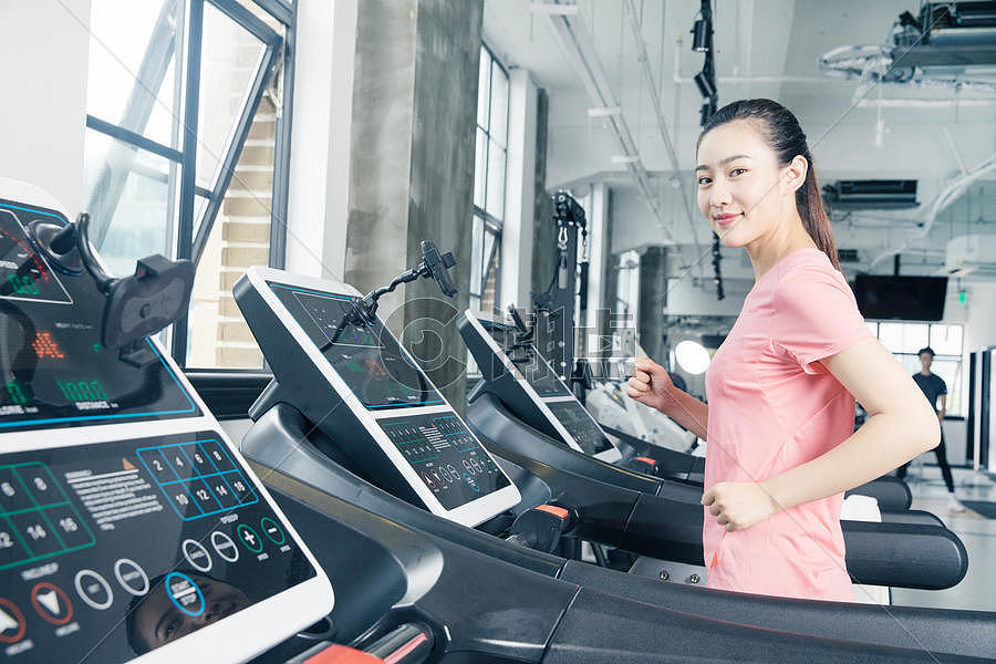 健身房跑步机运动女性摄影图6720*4480图片素材免费下载-编号811170-潮点视频
