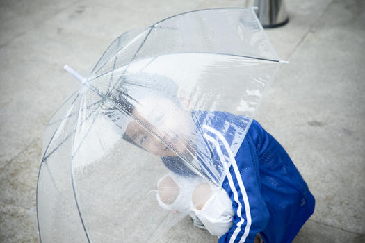 雨天打伞的小孩图片素材免费下载