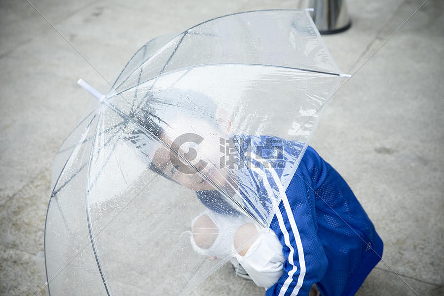 雨天打伞的小孩图片素材免费下载