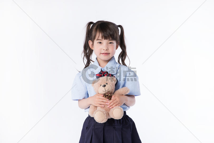 小女孩儿童学生形象手拿玩具熊图片素材免费下载