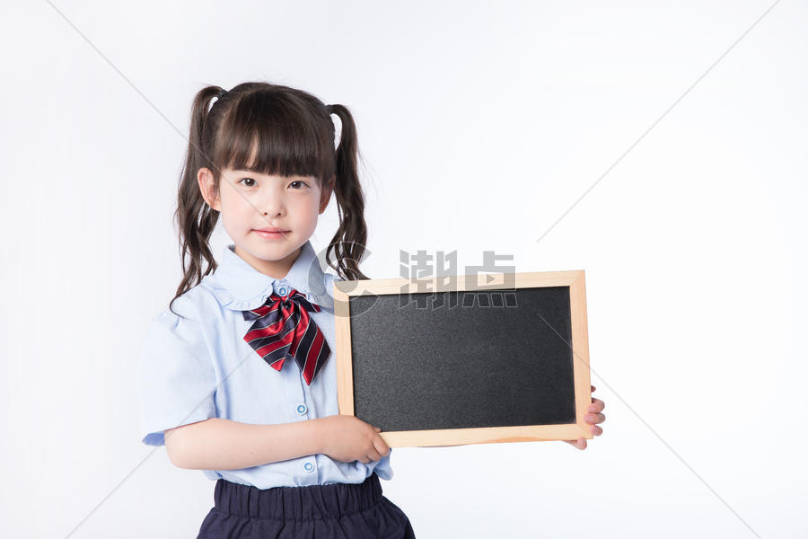 小女孩儿童教育学生形象手持黑板展示图片素材免费下载