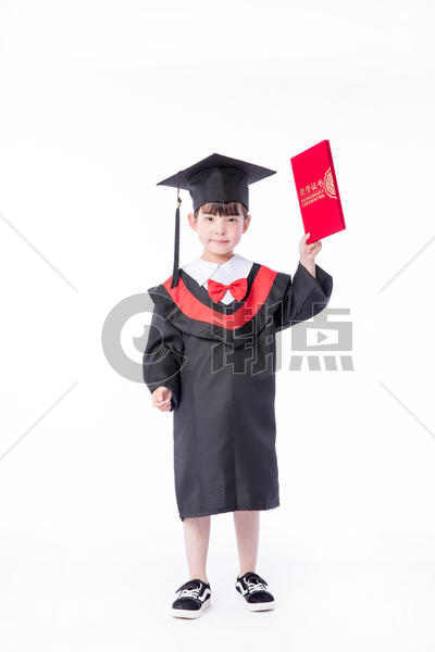 儿童小女孩毕业服手持荣誉证书教育图片素材免费下载