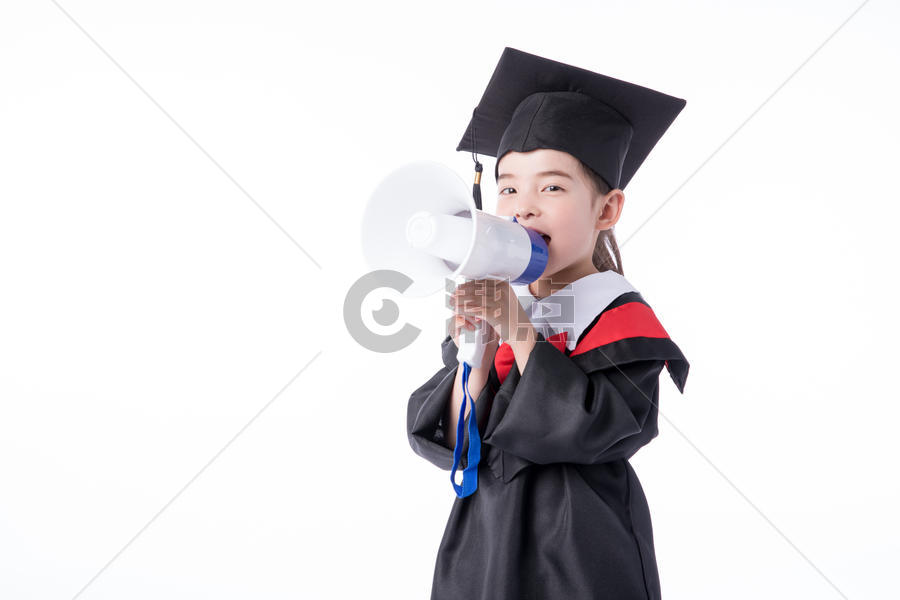 儿童小女孩毕业手持喇叭喊话图片素材免费下载