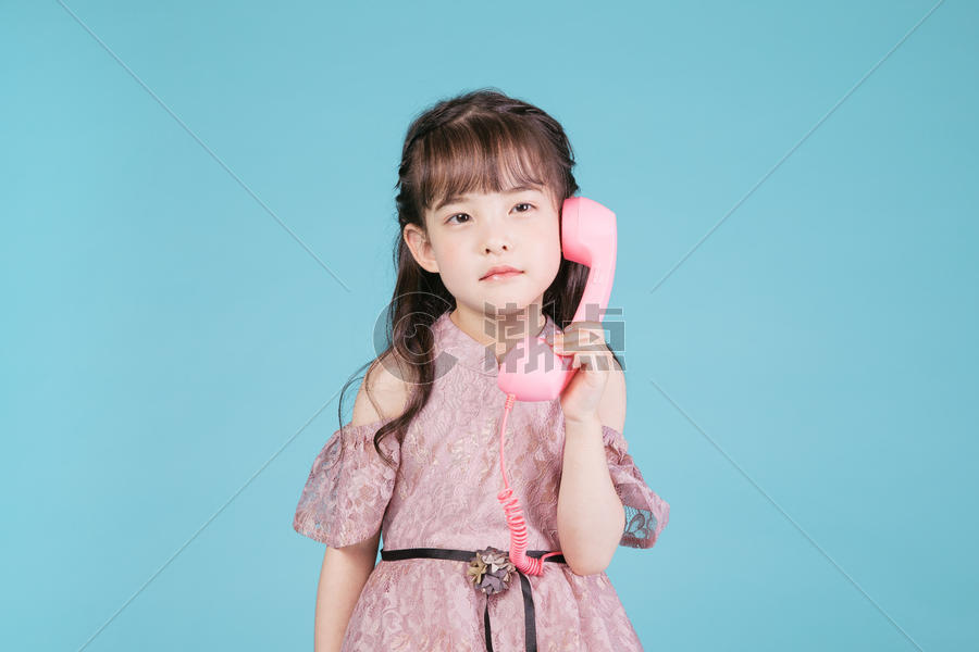 儿童节儿童形象手持粉色玩具电话图片素材免费下载