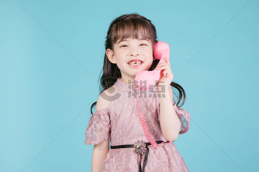 儿童节儿童形象手持粉色玩具电话图片素材免费下载