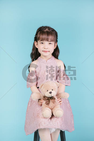 小女孩儿童节手持玩具熊图片素材免费下载