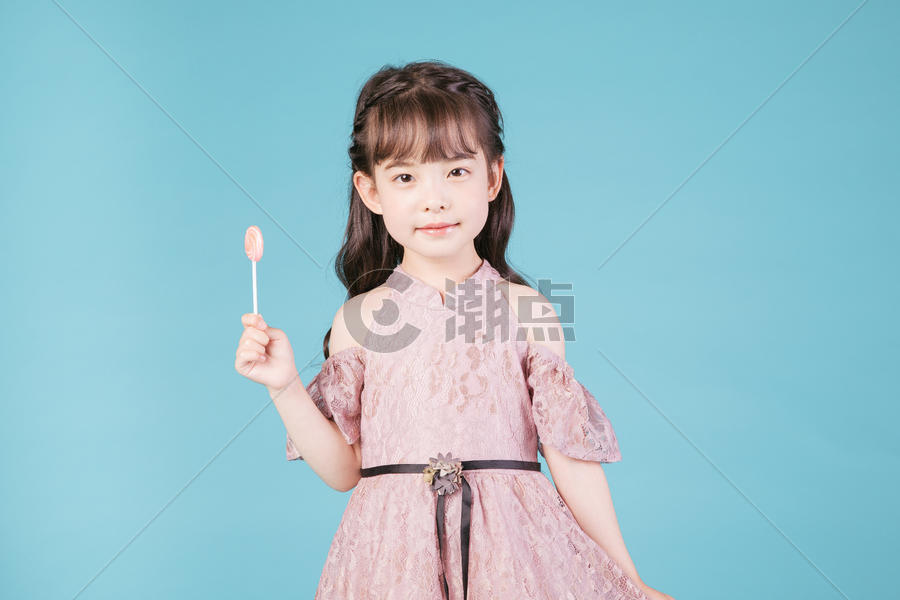 儿童节小女孩儿童手持棒棒糖图片素材免费下载