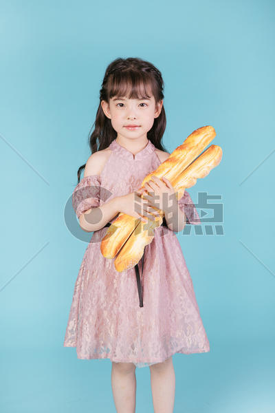小女孩儿童节面包图片素材免费下载