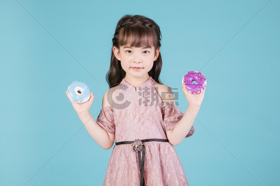 可爱小女孩儿童节手持甜甜圈图片素材免费下载