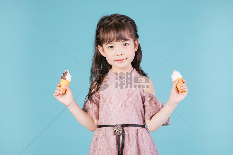 儿童小女孩形象手持冰淇淋雪糕玩具图片素材免费下载