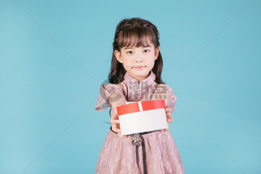 小女孩儿童节手持礼物盒图片素材免费下载