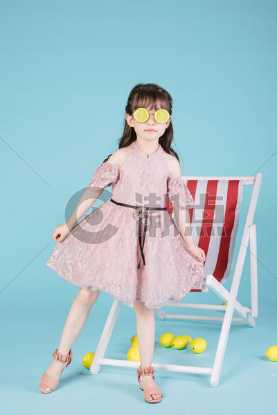 小女孩儿童节头戴柠檬卡通眼镜图片素材免费下载