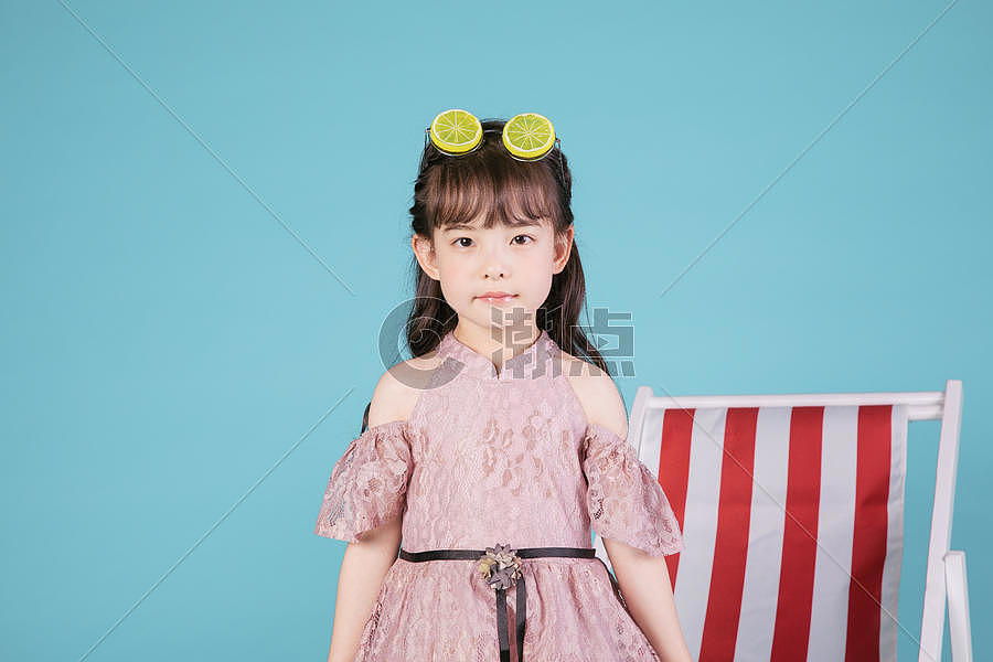 小女孩儿童节头戴柠檬卡通眼镜图片素材免费下载