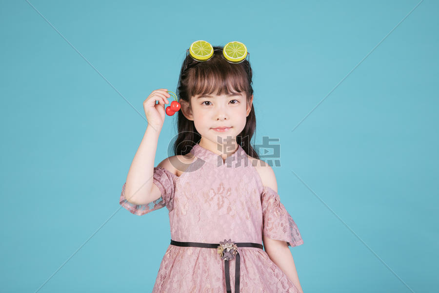 小女孩儿童节头戴柠檬眼镜樱桃玩具图片素材免费下载
