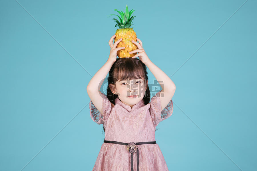 小女孩儿童节头顶菠萝玩具图片素材免费下载