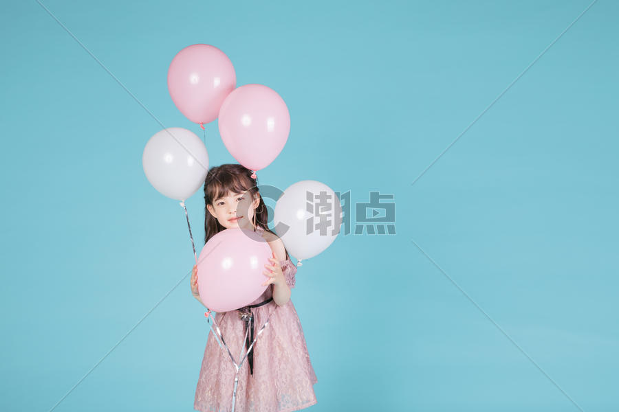 儿童节小女孩气球人像图片素材免费下载