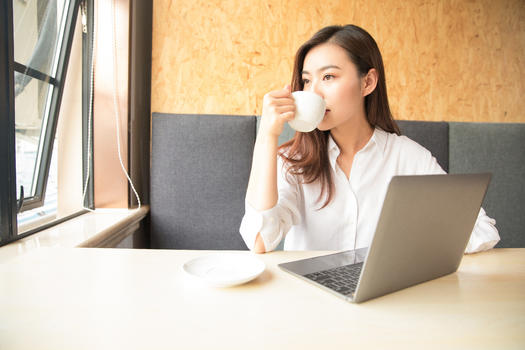 商务女性咖啡馆喝咖啡图片素材免费下载