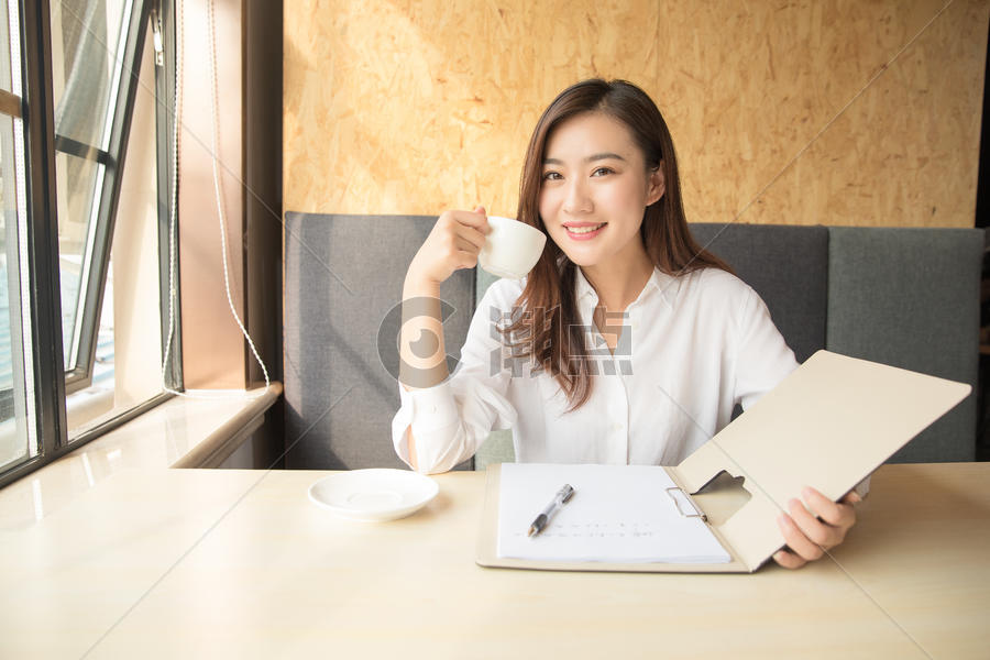 商务女性咖啡馆喝咖啡图片素材免费下载
