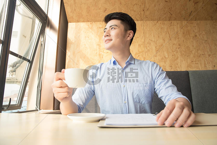 商务男性咖啡馆喝咖啡图片素材免费下载
