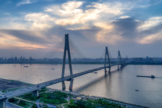 绚烂云彩下的武汉天兴洲长江大桥图片素材免费下载