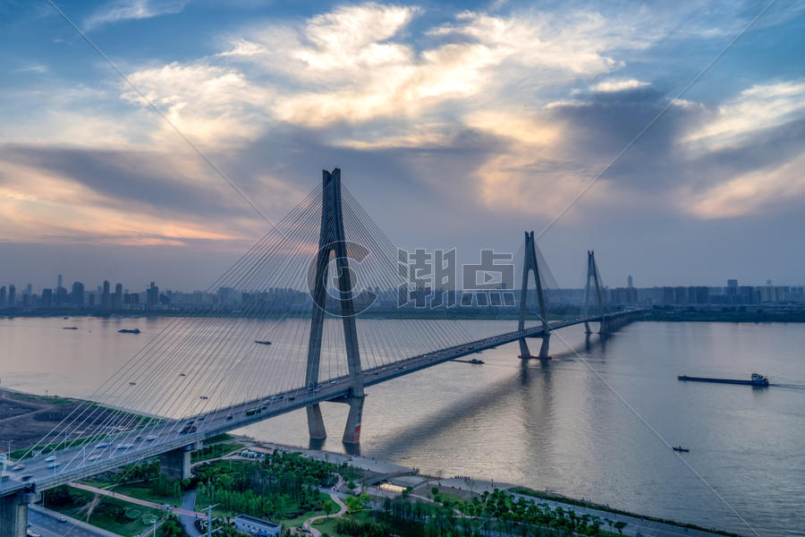 绚烂云彩下的武汉天兴洲长江大桥图片素材免费下载