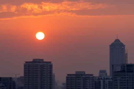 天空分层日落景观下的城市图片素材免费下载