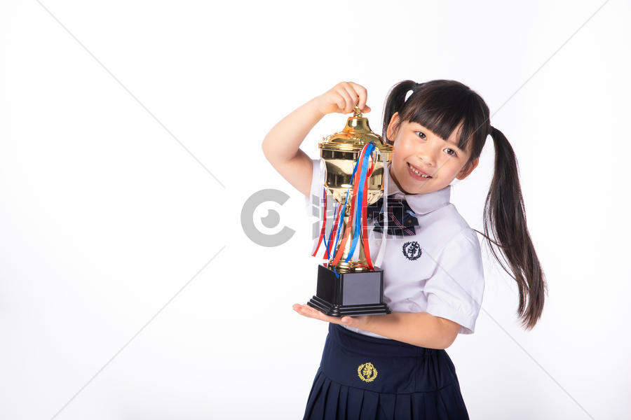 手拿奖杯的小女孩图片素材免费下载