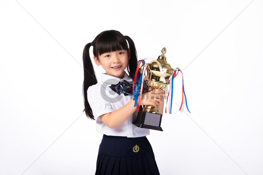 捧起奖杯的小女孩图片素材免费下载