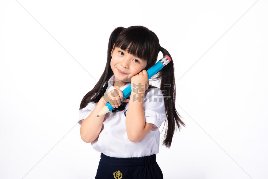 抱着铅笔的穿校服的小女孩图片素材免费下载