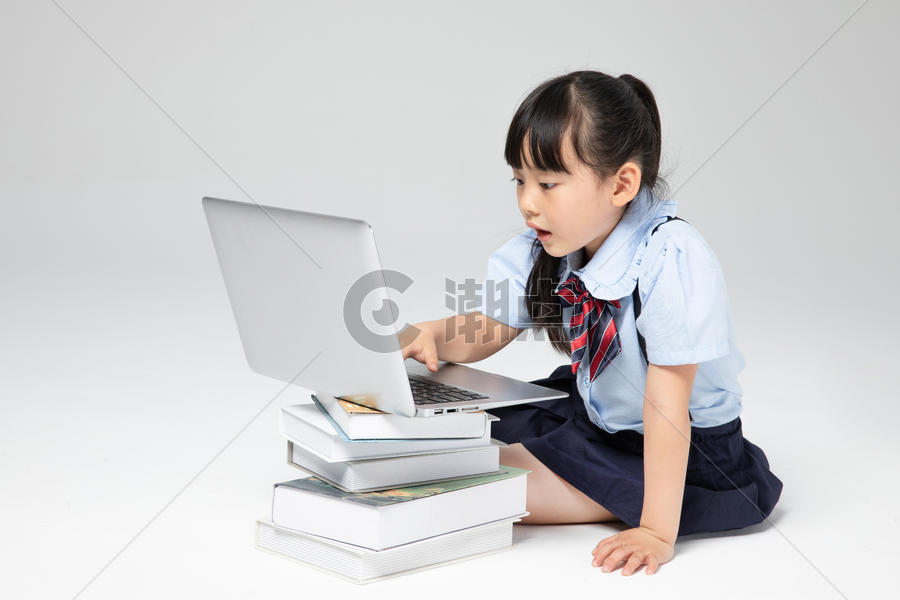 坐着使用电脑的小女孩图片素材免费下载