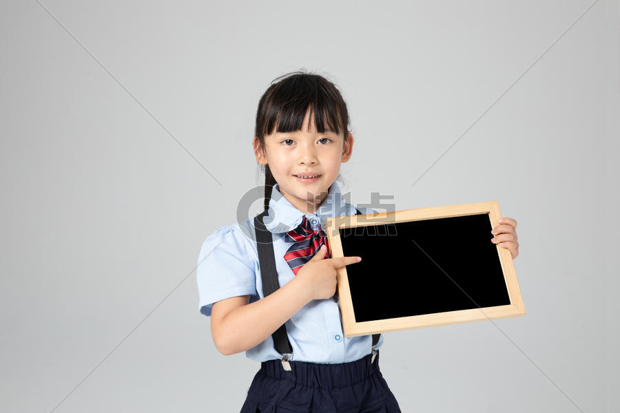 手拿黑板的小女孩图片素材免费下载