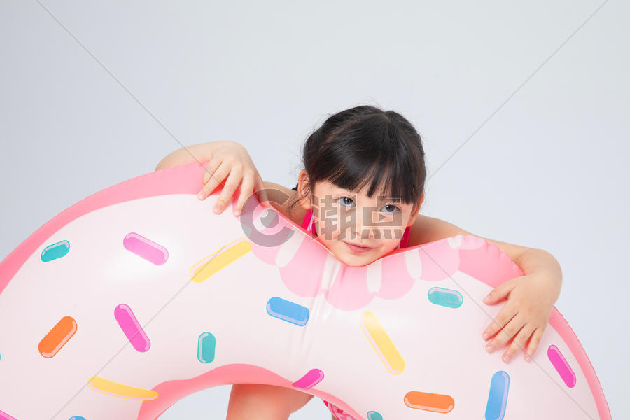 小女孩与甜甜圈外观的游泳圈图片素材免费下载