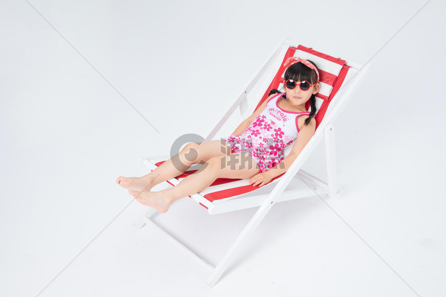 躺在沙滩椅上的泳装小女孩图片素材免费下载