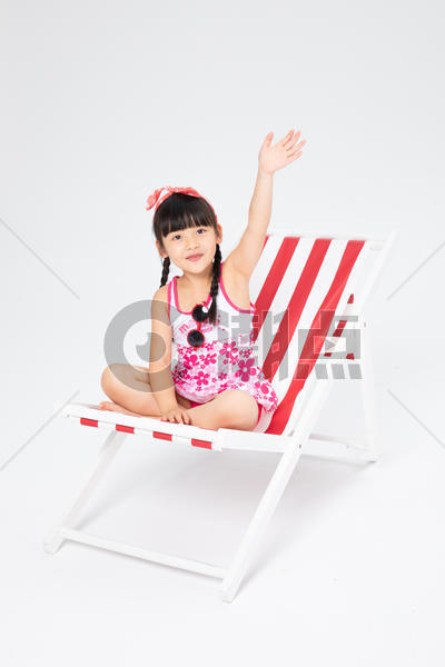 沙滩椅上的挥手的泳装小女孩图片素材免费下载