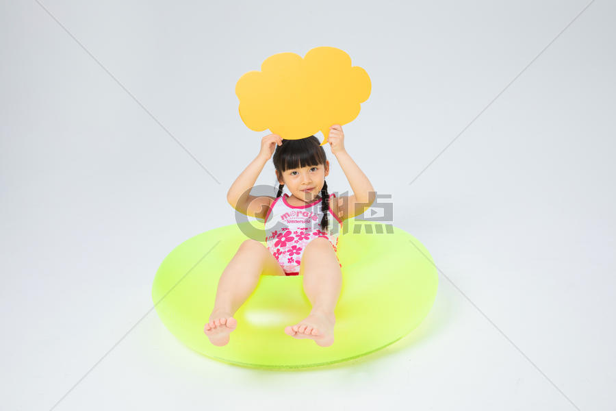 手拿橙色对话气泡框的泳装小女孩图片素材免费下载