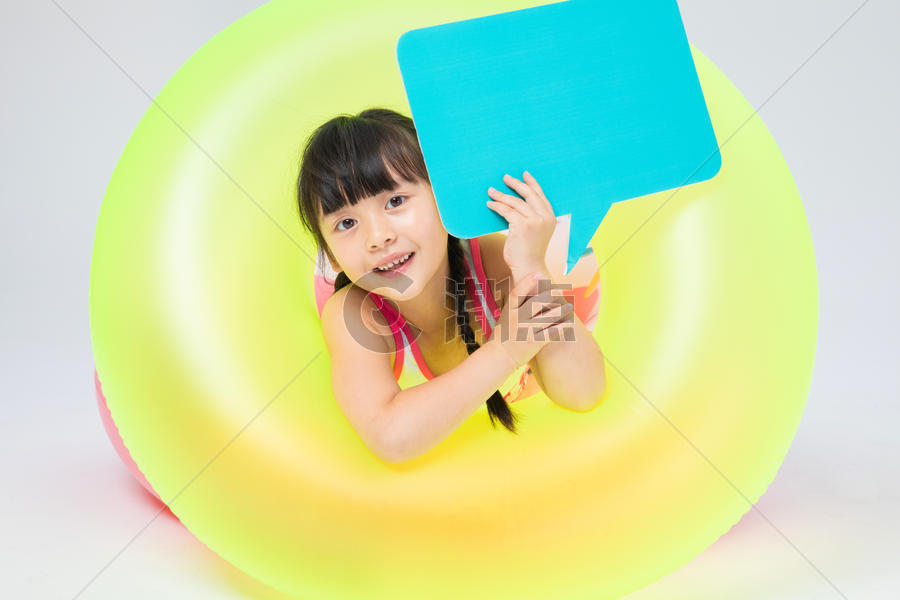 手拿蓝色对话气泡框的泳装小女孩图片素材免费下载