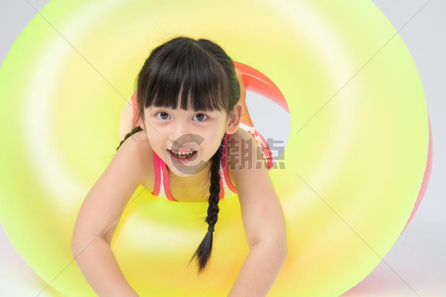 游泳圈上的小女孩图片素材免费下载