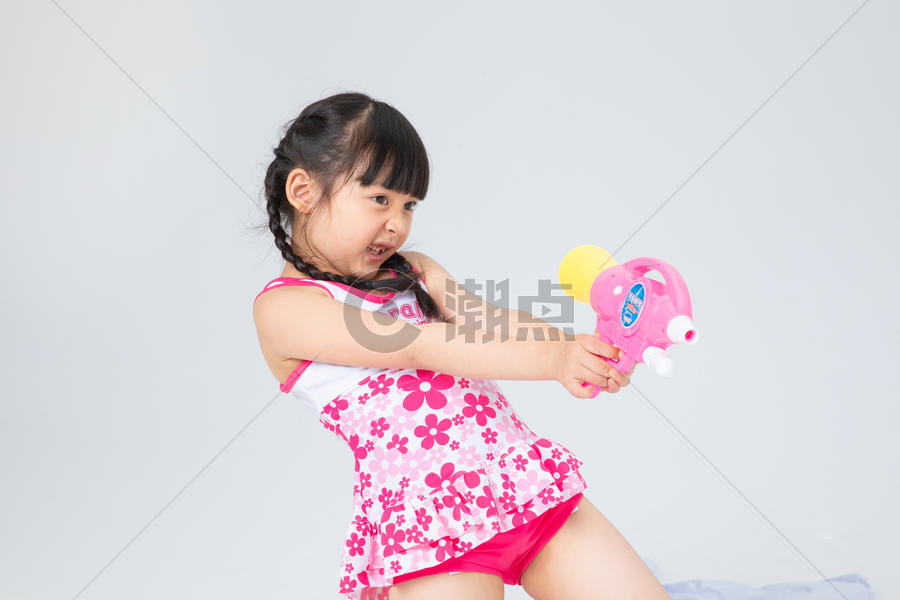 小女孩玩水枪图片素材免费下载
